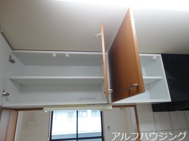 物件内観写真8　(キッチン収納（上部）)