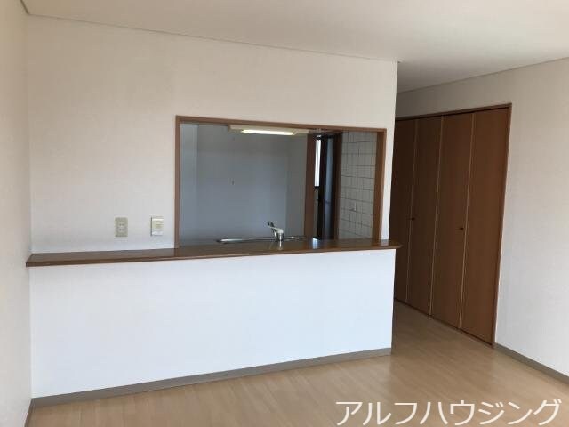 物件内観写真4　(リビング)