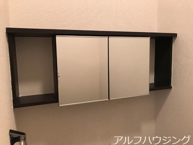 物件内観写真16　(トイレ小棚)