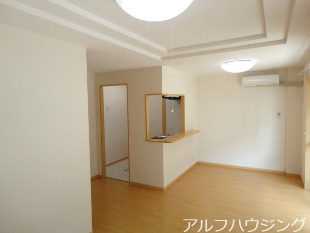 物件内観写真4　(リビング)