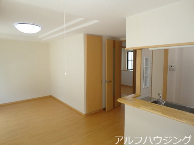 物件内観写真5　(リビング②)