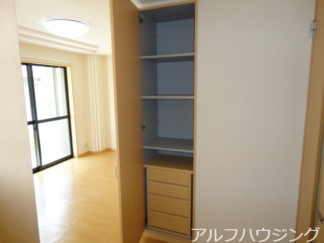 物件内観写真6　(リビング収納)