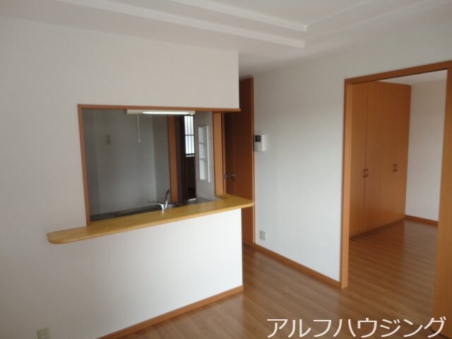 物件内観写真4　(リビング)