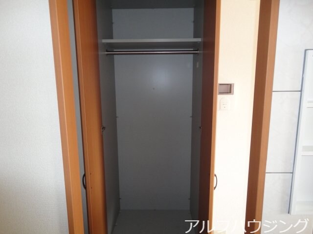 物件内観写真5　(リビング収納)