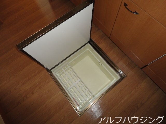 物件内観写真9　(床下収納)