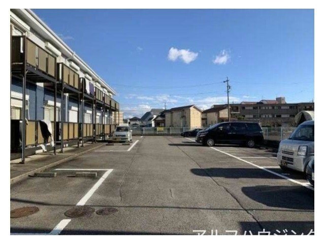 物件外観写真4　(駐車場)