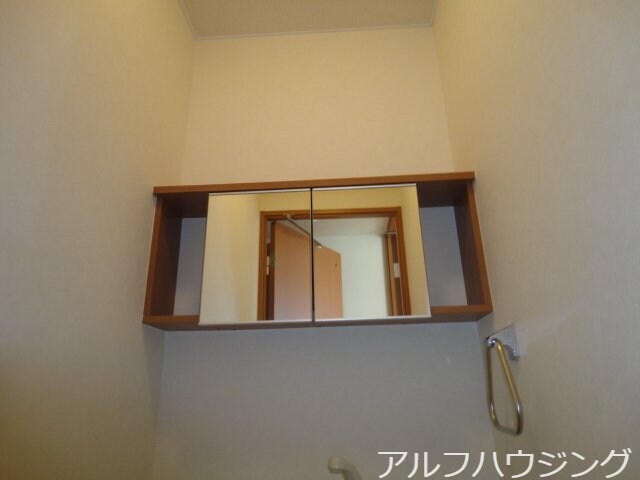 物件内観写真12　(トイレ収納)
