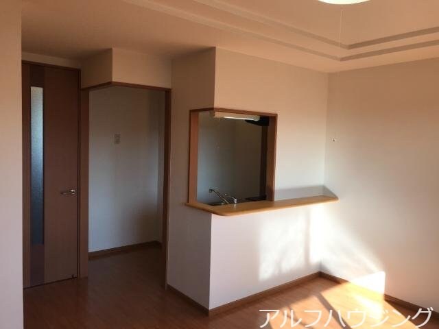 物件内観写真4　(リビング)