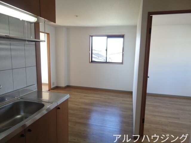 物件内観写真5　(リビング２)