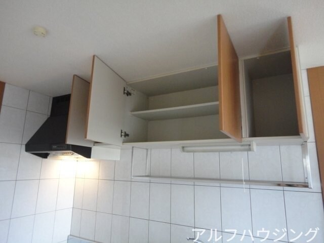 物件内観写真11　(キッチン吊棚収納)