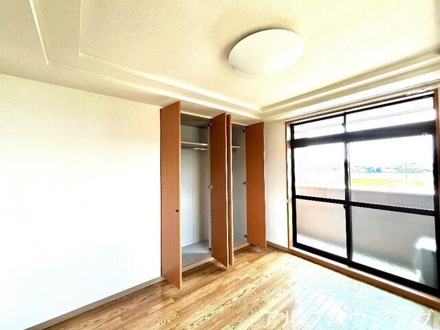 物件内観写真12　(南収納)