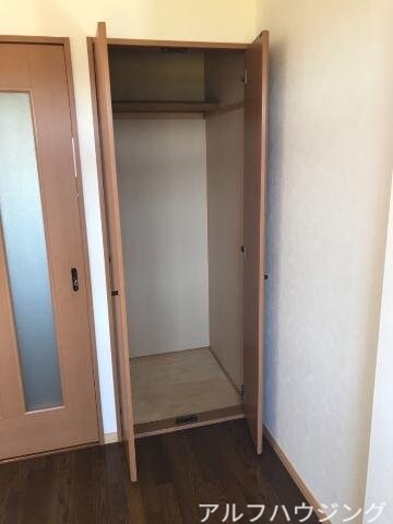 物件内観写真11　(洋室収納)