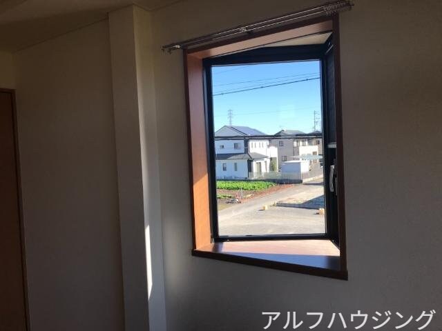物件内観写真13　(洋室出窓)