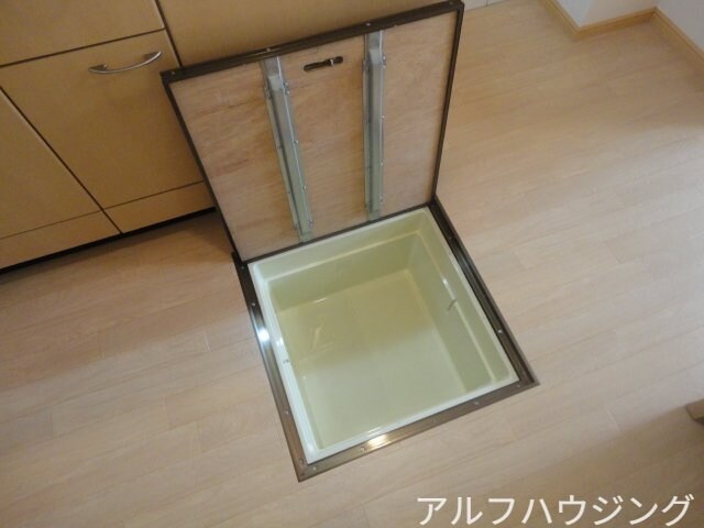 物件内観写真11　(床下収納)