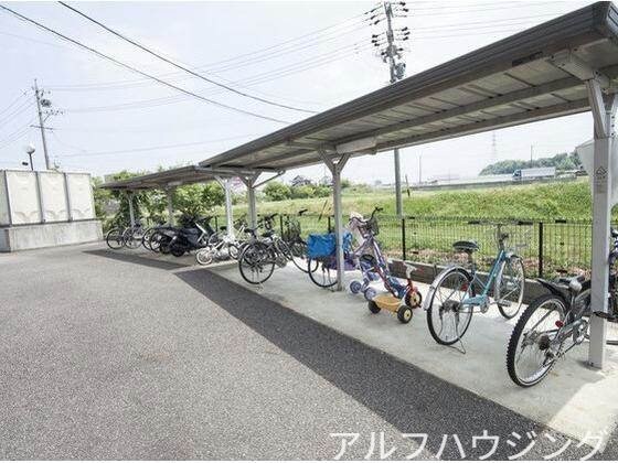 物件外観写真3　(駐輪場)