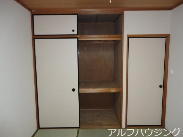 物件内観写真10　(和室押入)