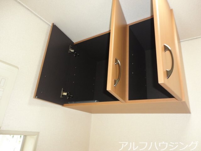 物件内観写真16　(玄関吊戸棚収納)