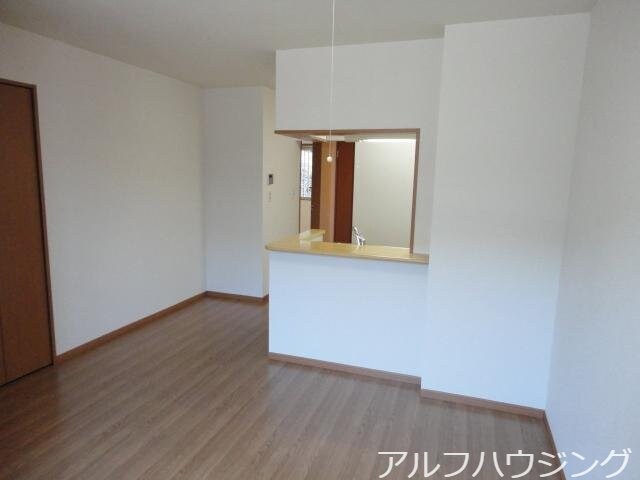 物件内観写真4　(リビング)