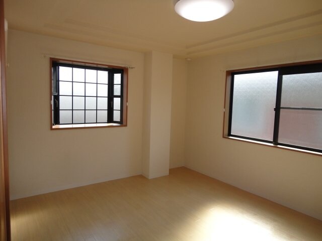 物件内観写真15　(洋室8.1帖)