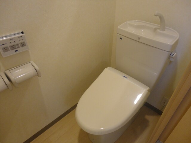 物件内観写真6　(シャワー付トイレ)