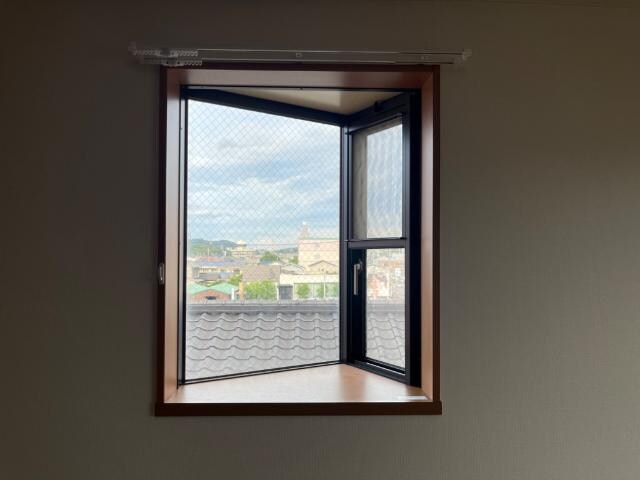 物件内観写真24　(出窓)