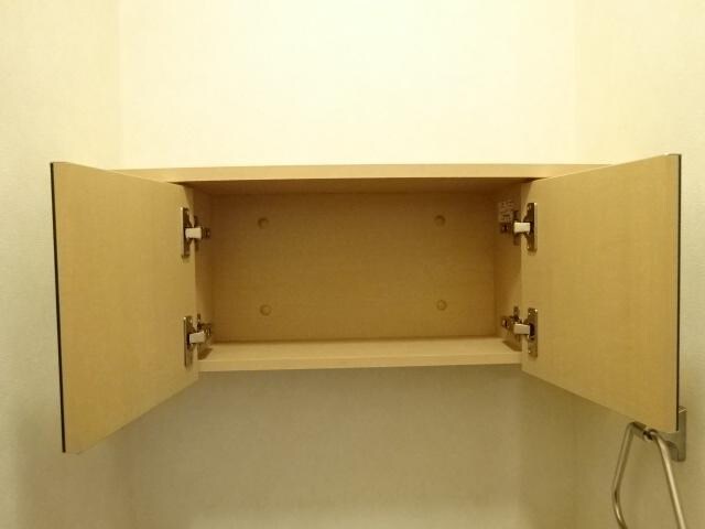 物件内観写真19　(トイレ収納)