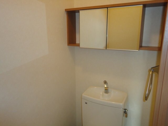 物件内観写真25　(トイレ鏡付戸棚（イメージ）)
