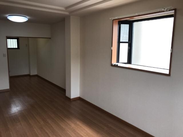 物件内観写真3　(リビング)