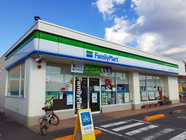 物件外観写真3　(ファミリーマート南手城一丁目店まで600m)