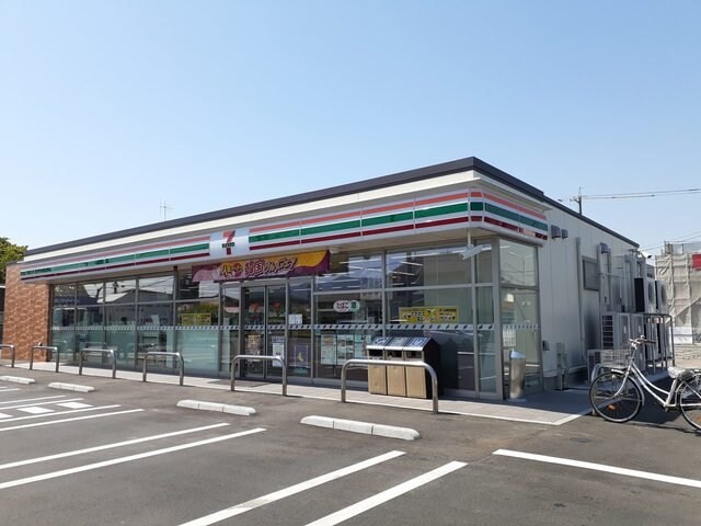物件外観写真4　(セブンイレブン南手城町2丁目店まで185m)