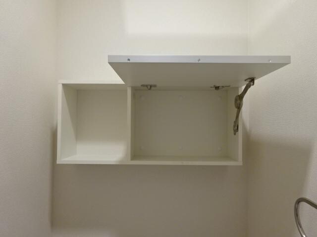 物件内観写真6　(トイレ収納)