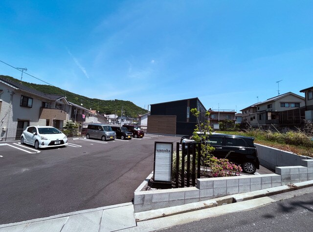 物件外観写真3　(駐車スペースもあります)