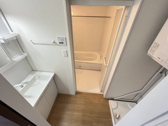 物件内観写真9　(明るい玄関です)