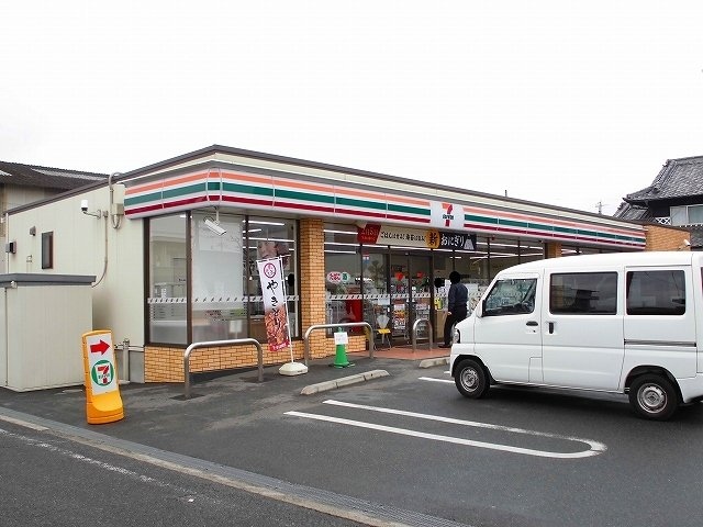物件外観写真8　(セブンイレブン川口4丁目店まで300m)
