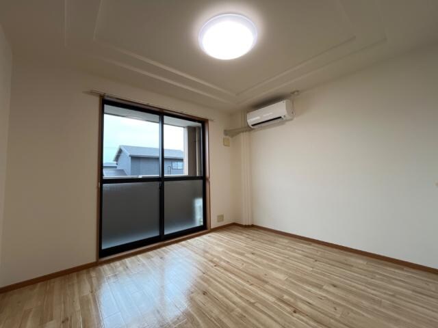 物件内観写真4　(リビング)