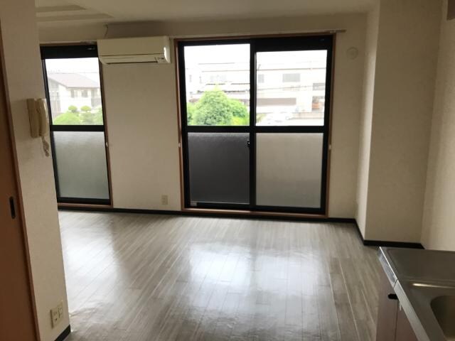 物件内観写真4　(リビング)