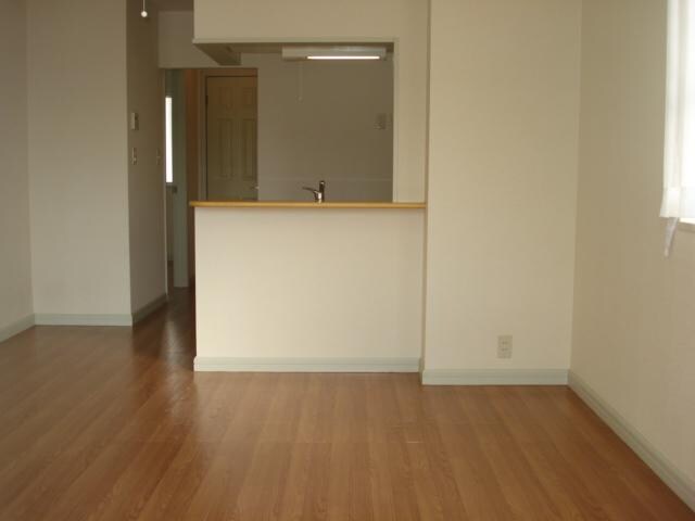 物件内観写真2　(リビング・対面キッチン)