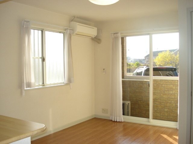 物件内観写真12　(リビング・照明付)