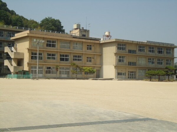 周辺環境(福山市立千田小学校まで623ｍ)