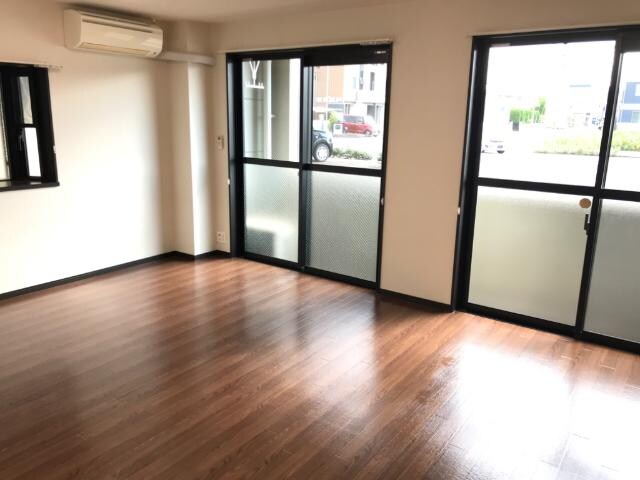 物件内観写真3　(リビング)