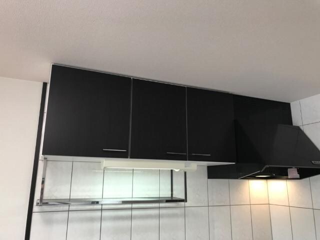 物件内観写真17　(キッチン上吊り戸棚)