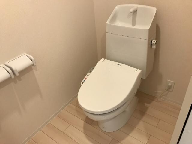 物件内観写真8　(シャワー付トイレ)