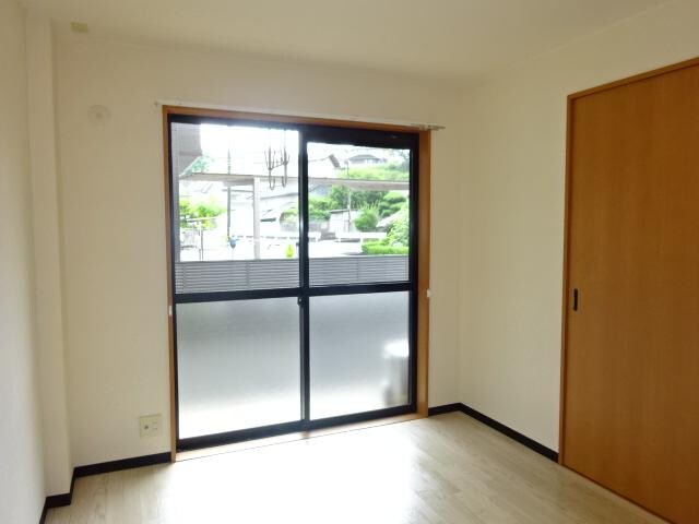 物件内観写真13　(洋室(南側))