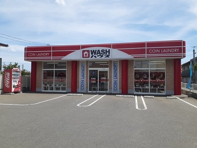 物件外観写真3　(ウォッシュハウス万能倉店まで600m)