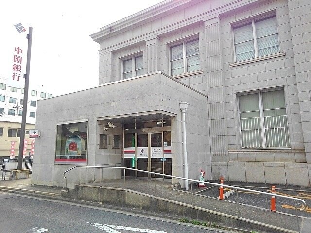 物件外観写真4　(中国銀行神辺支店まで800m)