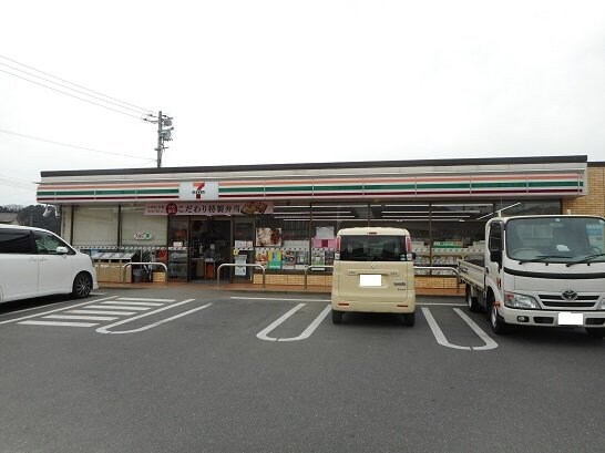 物件外観写真6　(セブンイレブン新市店まで500m)