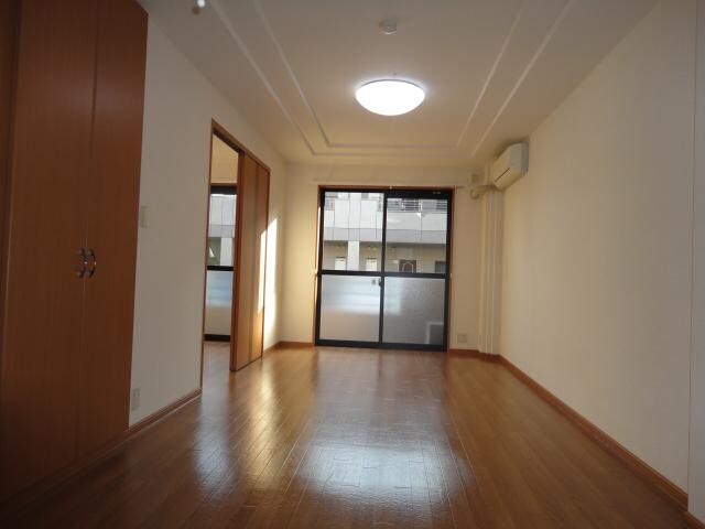 物件内観写真2　(リビング)