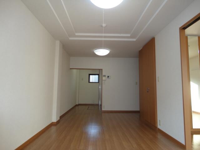 物件内観写真3　(リビング)