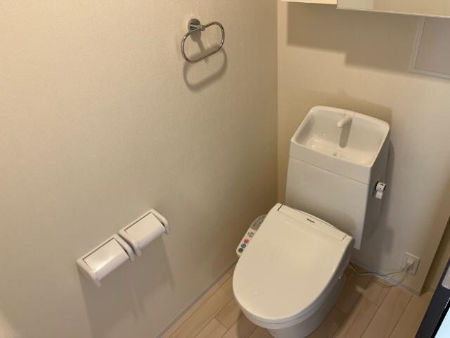 物件内観写真11　(シャワー付トイレ)