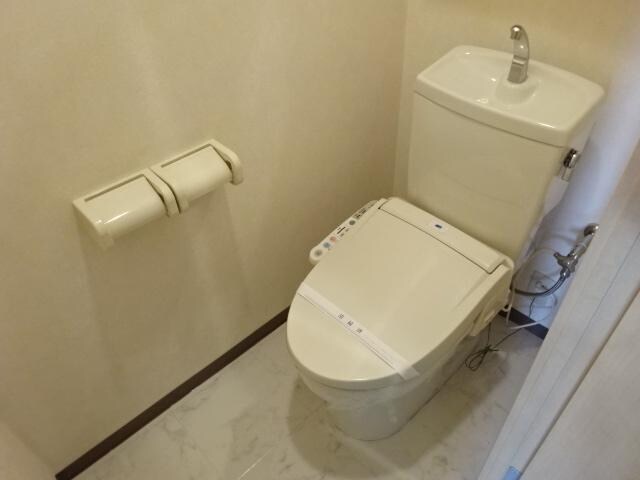 物件内観写真8　(シャワー付トイレ)